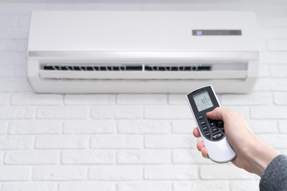 Ar-condicionado Elgin Inverter 18.000 BTUs cai 37% e une Wi-Fi com economia de energia