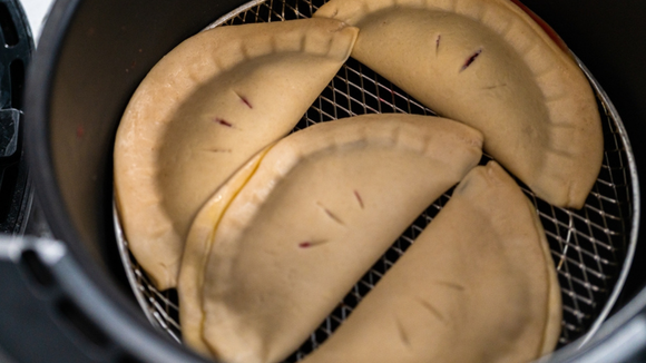 Pastel saudável e sem fritura: faça desse jeito na airfryer e o petisco fica sequinho e delicioso
