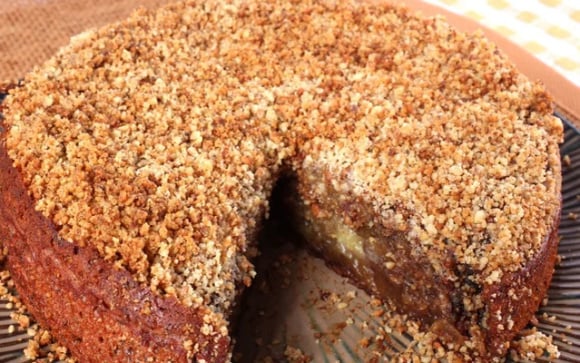 O bolo pé de moleque leva castanha e especiarias na massa de mandioca (Créditos: Shutterstock)