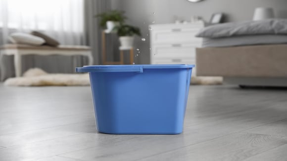 Por que nossas mães e avós colocam um balde com água debaixo do ar-condicionado?