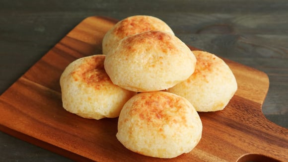 Pão de queijo de 3 ingredientes feito na airfryer: aprenda como fazer (Créditos: Canva)