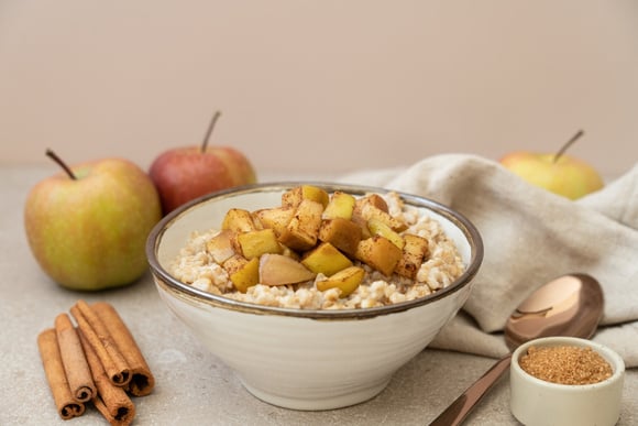 Mingau de aveia com maçã cozida, iogurte e nozes: um café da manhã completo com fibras, proteínas e gorduras saudáveis