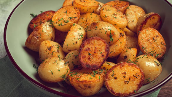 Os cozinheiros concordam: "Para obter batatas assadas douradas, não adicione mais óleo, mas sim 2 colheres de sopa de amido de milho."