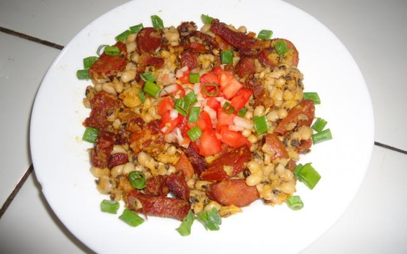 Feijão, charque e farinha de mandioca arrumadinhos em um prato só (Créditos: TudoGostoso/Neide Alberto)