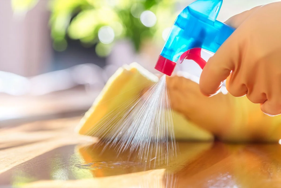Qual é o propósito de colocar um copo de água, vinagre e orégano em sua casa e como isso melhora a limpeza?