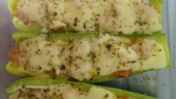Abobrinha recheada com linguiça (Créditos: TudoGostoso)