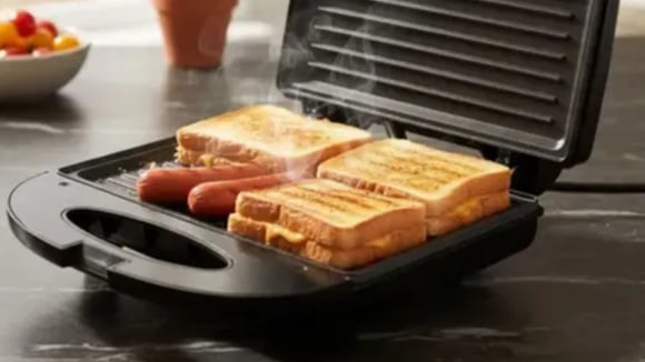 Para quem quer fazer desde lanches a carnes e legumes grelhados, vale apostar nesta sanduicheira Grill 2 em 1