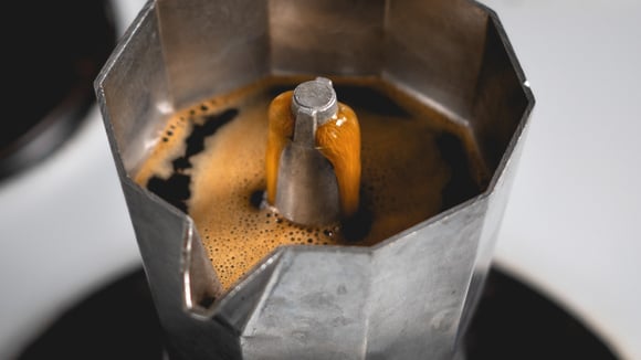 Como o tipo e quantidade de água impacta na preparação do café na cafeteira italiana