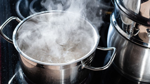 Cozinha com cheiro de gordura pode ser resolvida apenas fervendo ingredientes simples que você tem em casa