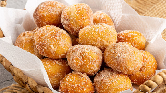 Se está chovendo, é claro que eu faço essa receita de bolinho de chuva sem glúten e sem leite para a família!