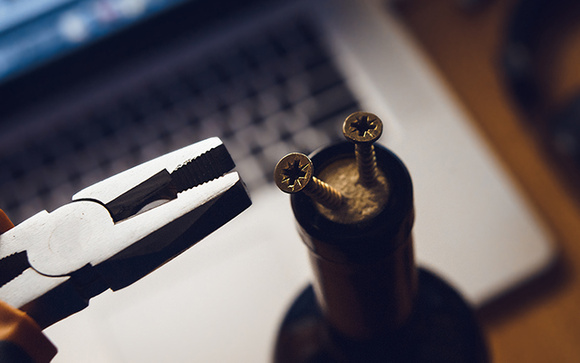 Com quantos anos você descobriu como abrir uma garrafa de vinho sem um saca-rolhas? O truque das vinícolas que nunca falha