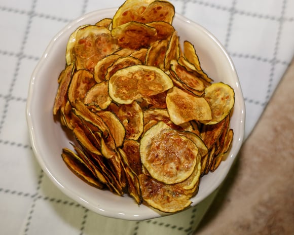 Ideal para aperitivo, descubra como fazer chips de abobrinha sem fritar!