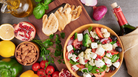 Os alimentos presentes nessa dieta fornecem nutrientes importantes para a manutenção da saúde e prevenção de doenças (Créditos: Magnific)