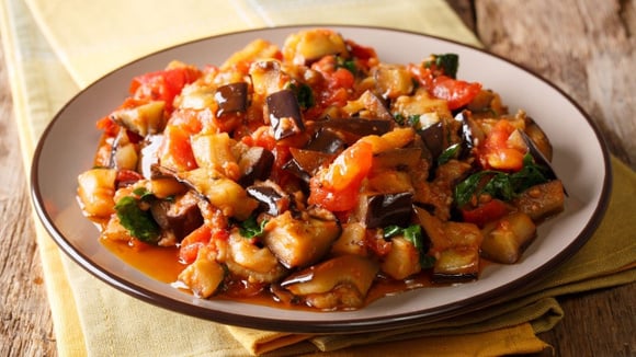 A salada de berinjela é um básico que não tem erro! (Créditos: Shutterstock)