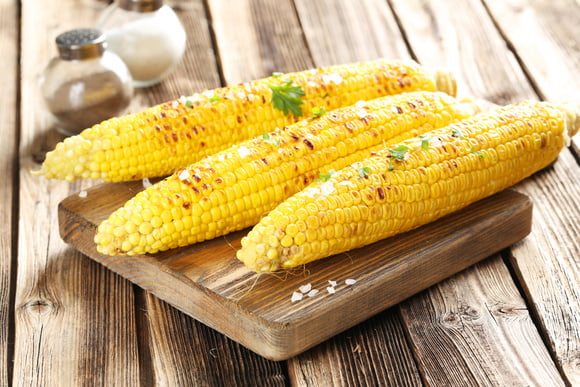 Muito consumido no meio do ano, o milho pode ser consumido cozido ou até mesmo assado na airfryer. É muito fácil e gostoso. (Crédito: Shutterstock)