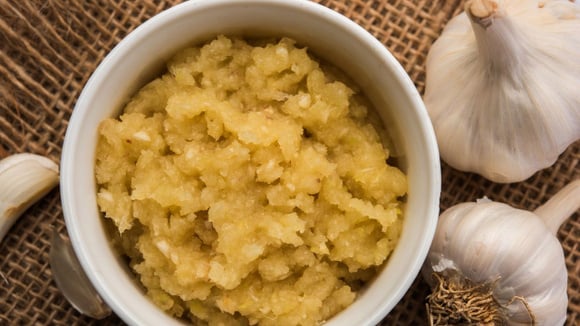 Pasta de alho dura por meses na geladeira com esse truque simples do TudoGostoso