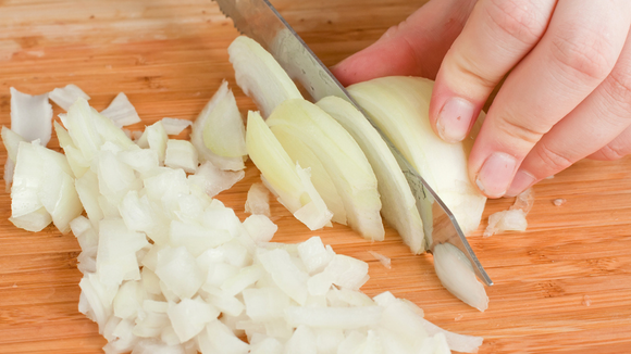 Tipo de solo, o cultivo, o frescor da cebola e até o armazenamento influenciam na sua ardência. (créditos: Shutterstock)