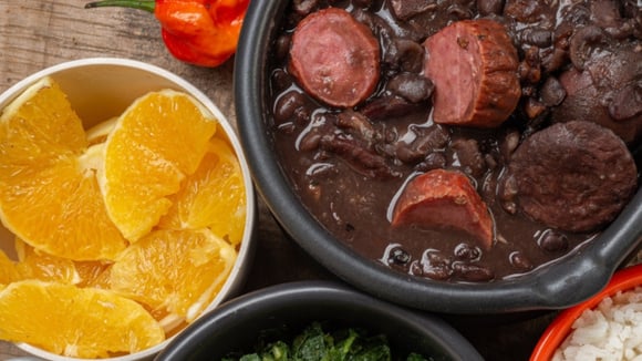 Por que recebemos uma fatia generosa de laranja na feijoada?