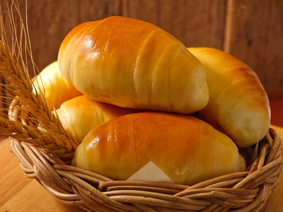 Domingo é dia de descansar, por isso este pão de micro-ondas do TudoGostoso que fica pronto em minutos é perfeito!
