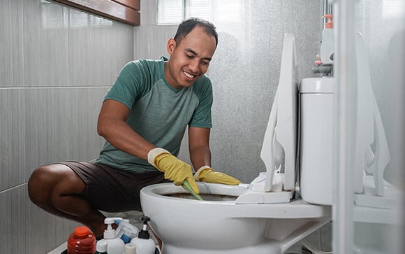 Não pode jogar água no banheiro do seu apartamento? Aprenda como fazer uma lavagem a seco eficiente!