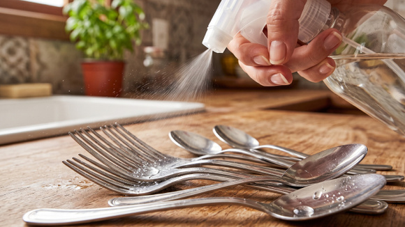 Para que serve borrifar vinagre em garfos, facas e colheres? Não entendia por que recomendavam e agora faço toda semana