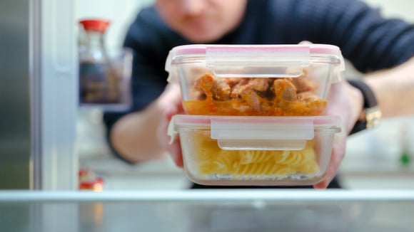 Guardar a comida no momento certo faz toda a diferença na segurança da refeição. (Foto: Shutterstock)