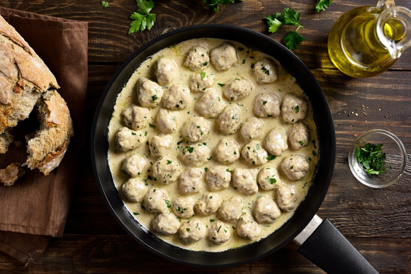 Fica uma delícia com arroz ou macarrão: almôndegas de frango ao molho de limão com alcaparras, caldo de galinha, vinho branco e manteiga