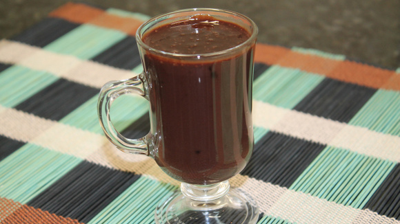 Cappuccino de ovo de Páscoa cremoso servido em copo grande (Créditos: TudoGostoso)