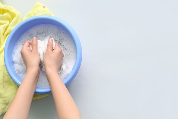 Nem água sanitária, nem bicarbonato: como tirar manchas de pano de prato de um jeito fácil e eficaz