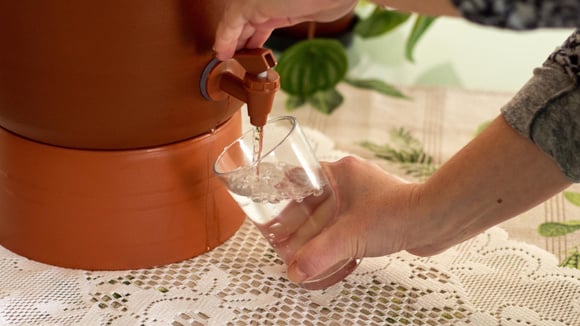 Tem filtro de barro em casa? Esse é o jeito certo de limpar para garantir a segurança sem afetar o sabor da água