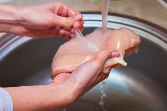É isso que acontece quando você lava o frango na pia da sua cozinha