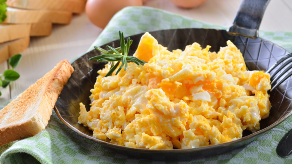 Adicionei um ingrediente diferente e fiz os ovos mexidos mais cremosos que já comi