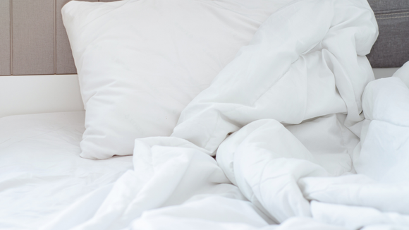 Travesseiros também podem acumular suor, resíduos da pele e fungos com o passar do tempo. (créditos: Shutterstock)