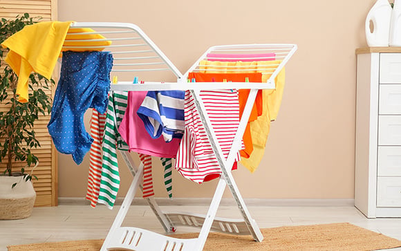 Suas roupas estão secando lentamente? Confira 6 dicas simples do TudoGostoso para acelerar a secagem e evitar o cheiro de mofo