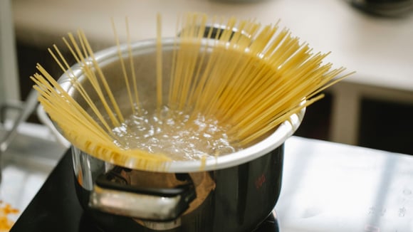 Poucas pessoas sabem, mas esse é o um dos erros mais comuns ao cozinhar macarrão e pode atrapalhar o cozimento