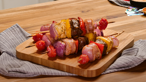 Não tenho churrasqueira e aprendi que não preciso dela para fazer espetinho misto: fica no ponto perfeito e muito suculento na air fryer!