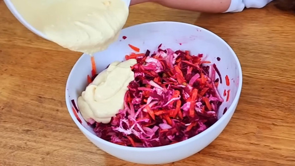 Nutricionista ensina a fazer uma salada cremosa para comer à vontade e emagrecer: fácil de fazer e com poucas calorias
