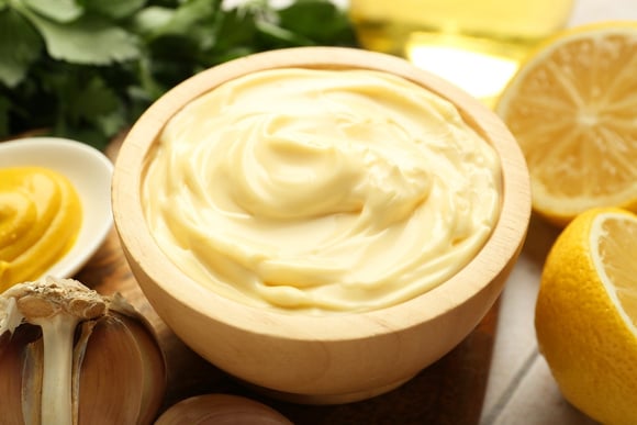 Esqueça a maionese tradicional: TudoGostoso ensina versão temperada sem ovo, cremosa e pronta em poucos minutos