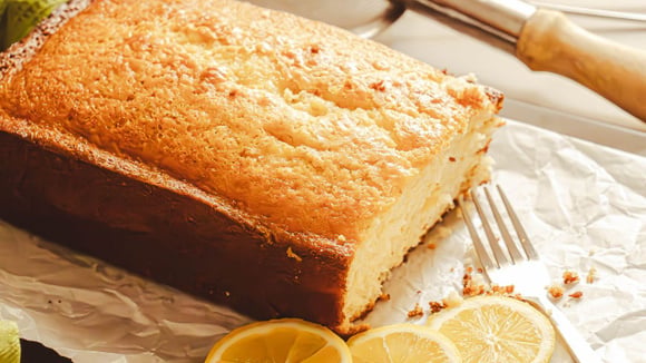 Um bolo macio e fresco, com um sabor delicado: bolo mágico de limão sem glúten e sem açúcar!