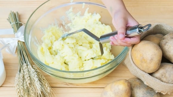Veja o passo a passo para usar o fermento em pó na receita (Créditos: Magnific)
