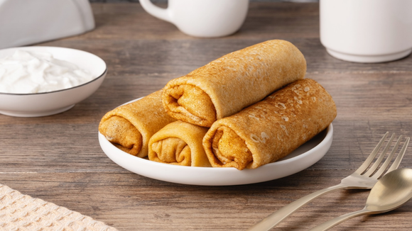 Rolinho primavera caseiro com massa dourada e crocante e recheio de legumes. (créditos: Shutterstock)