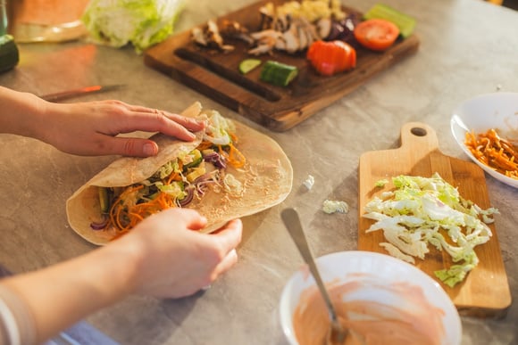Foi só aprender essa receita de wrap de cenoura do TudoGostoso que nunca mais quis outra: é fácil, proteica e sem farinha