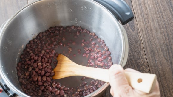 Pare de desperdiçar gás: aprenda como cozinhar feijão em 15 minutos e deixar os grãos inteiros