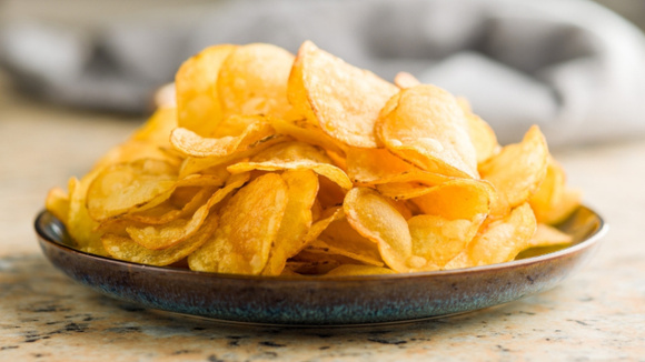 Batata chips é um excelente acompanhamento! (Créditos: Shutterstock)