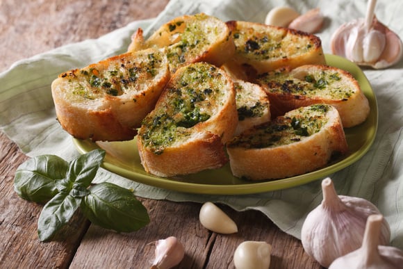 Pão de alho na airfryer. (créditos: Shutterstock)
