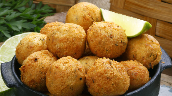 Sempre levo esse bolinho de bacalhau para o almoço de Páscoa e acaba em segundos: a receita é sem erro e não abre ao fritar!