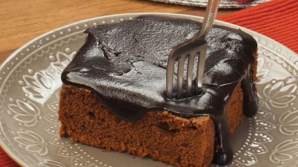"Primeiro bolo de chocolate que ficou maravilhoso, receita fácil e fofinha", avalia Gabriela Rodrigues, membro do TudoGostoso