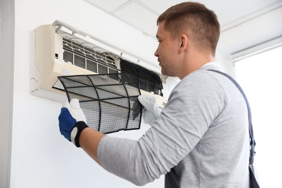 Especialistas em ar condicionado concordam: "Não limpar adequadamente os filtros do ar condicionado a cada 15 ou 30 dias no verão reduz a eficiência pela metade."