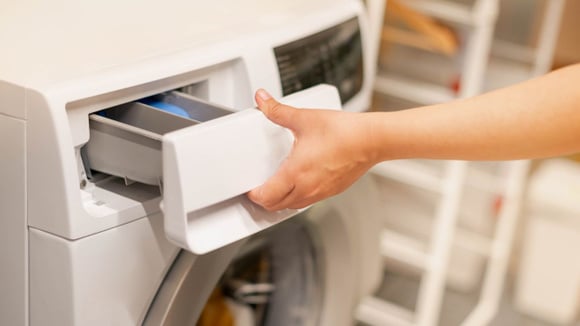 Usar a quantidade inadequada de sabão e amaciante também pode afetar a durabilidade das roupas (Créditos: Shutterstock)