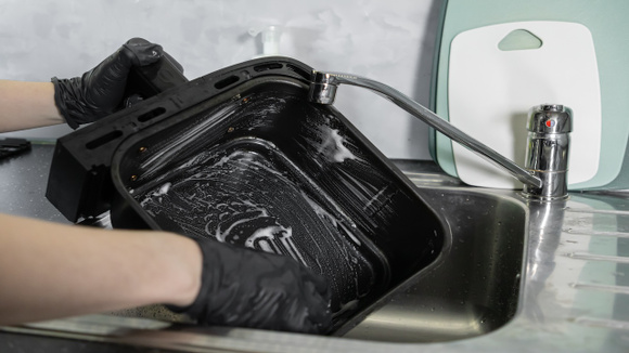 Diga adeus ao cheiro de gordura na airfryer: truque simples, natural e barato é o melhor que já aprendi